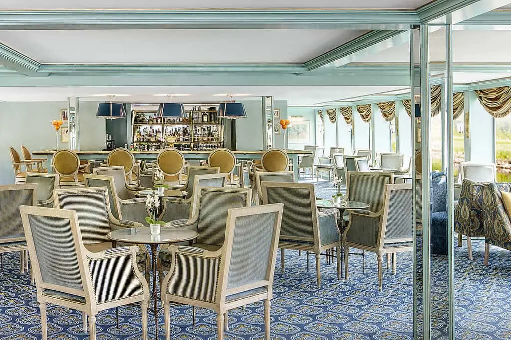 MS Compass Empress - Panorama-Salon mit Bar