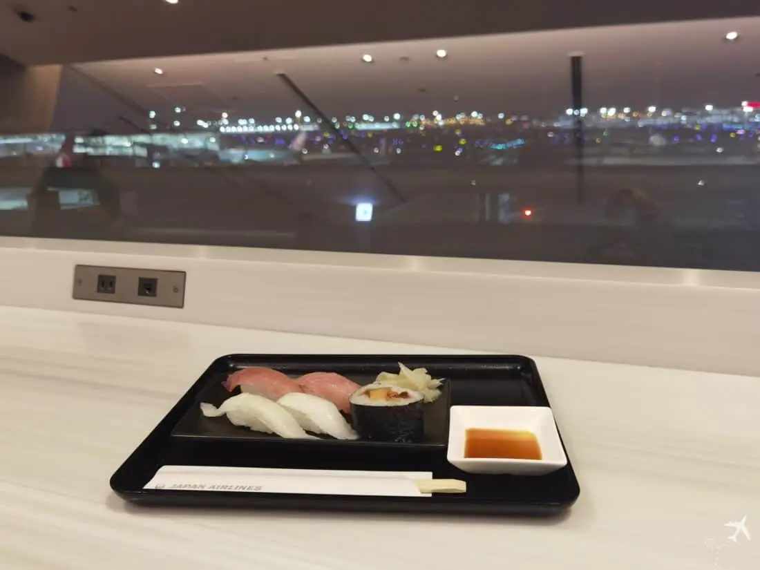 JL F Lounge HND Sushi mit Aussicht