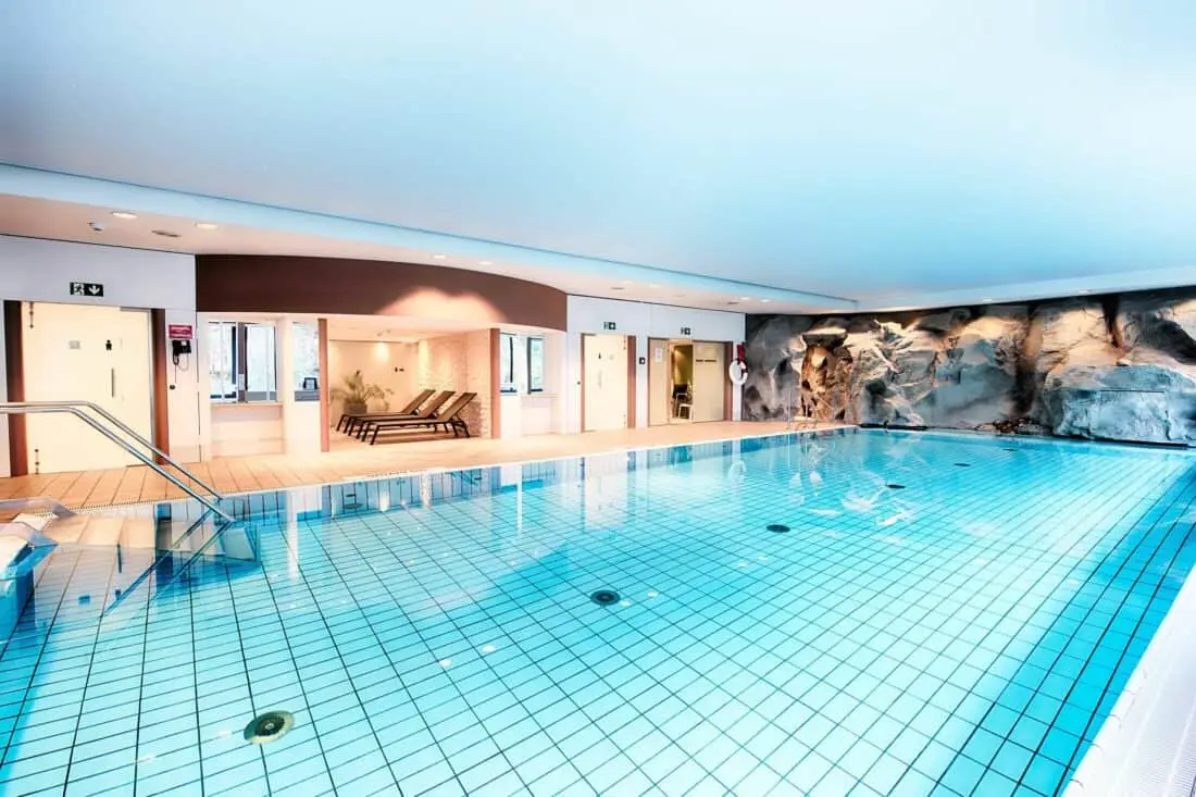 crowne plaza frankfurt pool