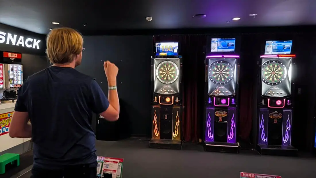 Peer beim Darts spielen