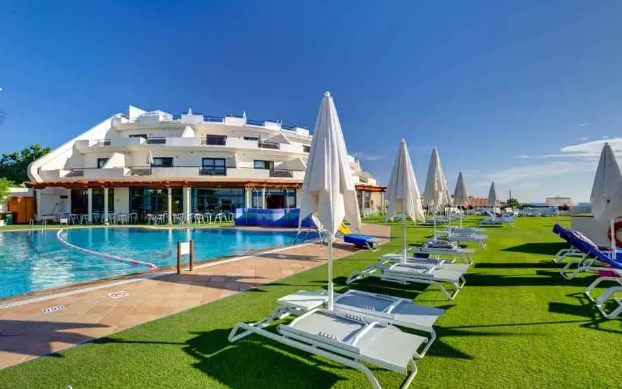 tumbonas piscina sbh crystal beach