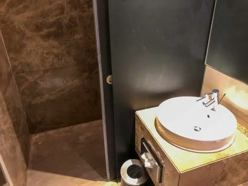 Singapore Airlines SilverKris Lounge Singapur Bad