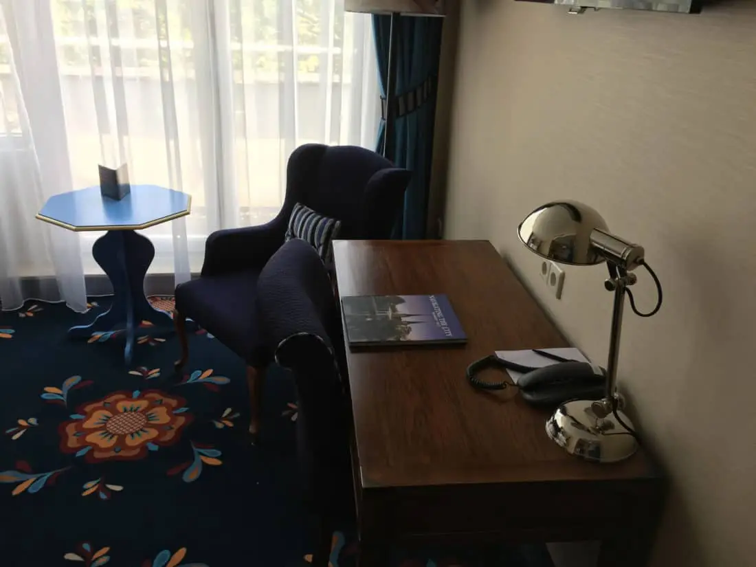 Carlton Ambassador Boutique Hotel Classic Zimmer Schreibtisch