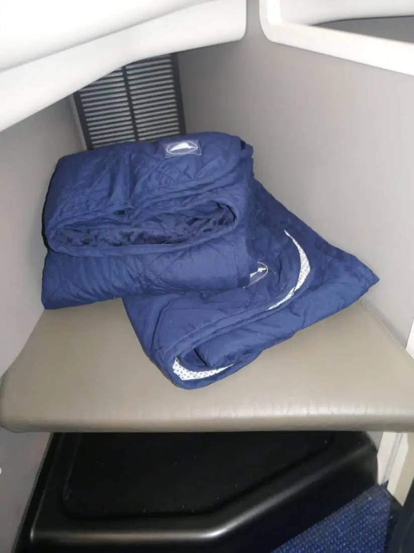 MIAT Business Class 13 Footrest und Decke