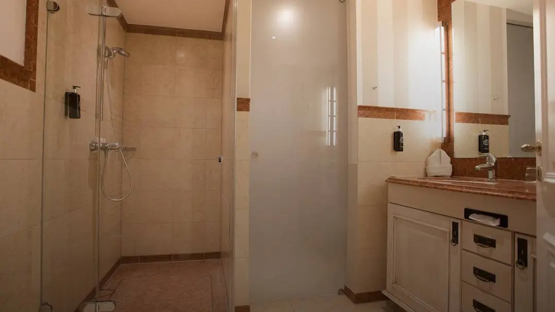 Hotel Vier Jahreszeiten - Badezimmer