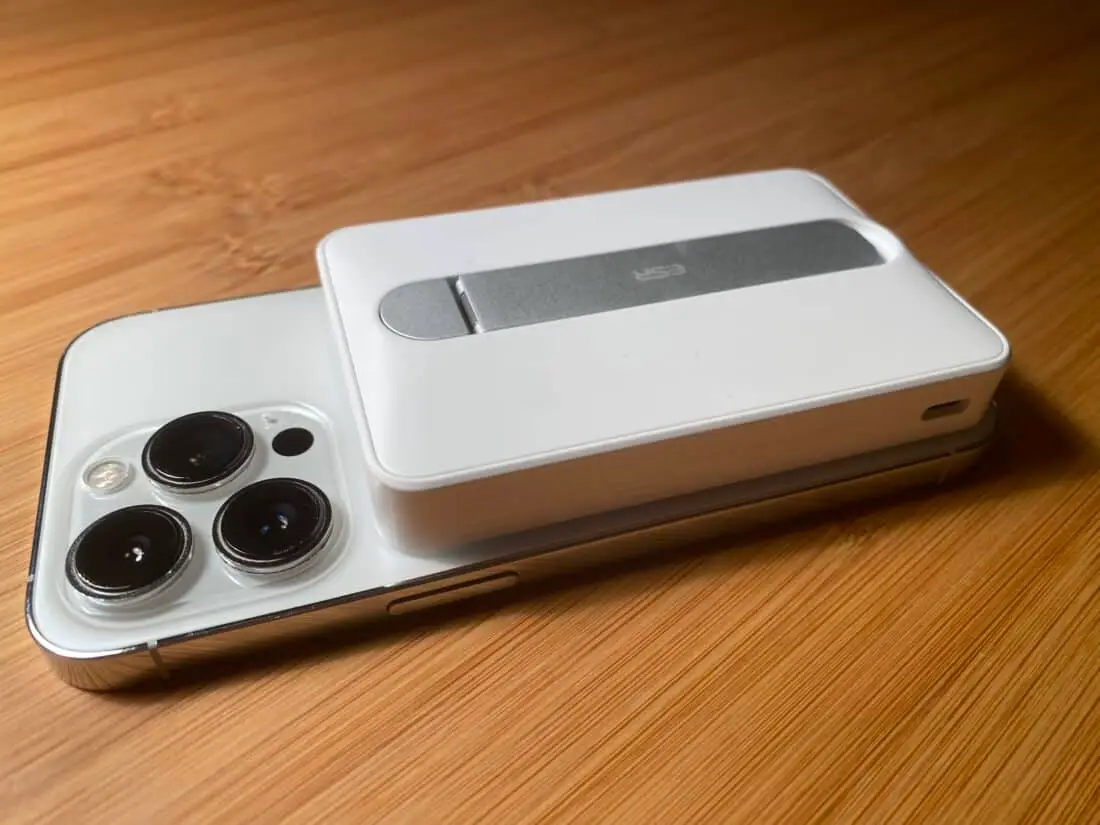 ESR HaloLock Kickstand Powerbank Liegend