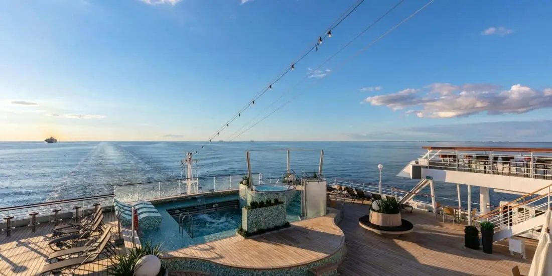 Amadea - Außendeck mit Poolbereich