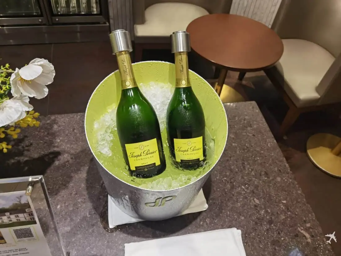 JL F Lounge HND Champagner Flasche