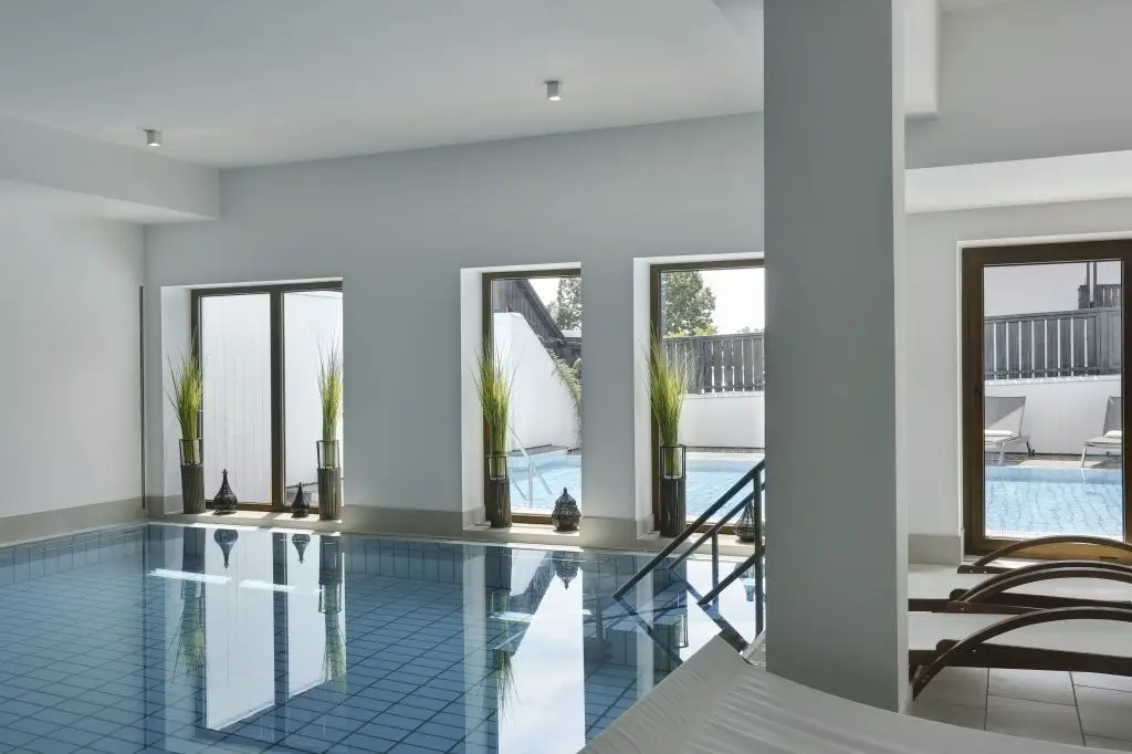 4 moods pool