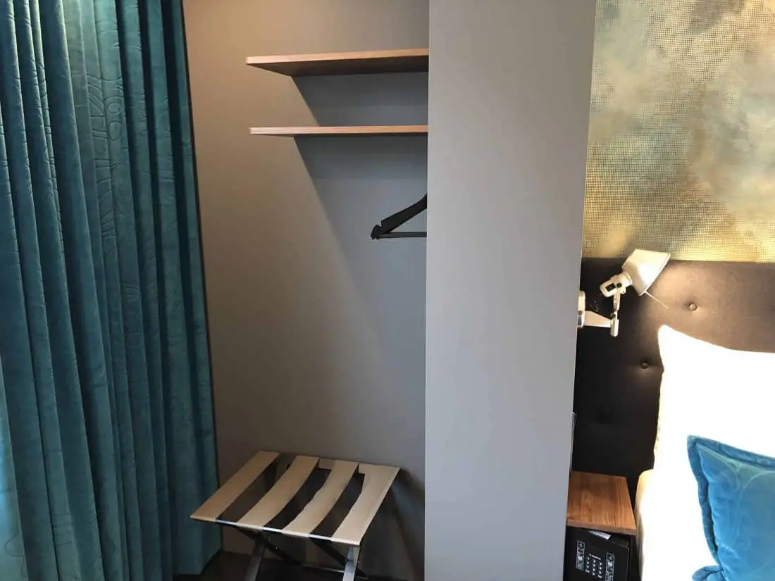 Motel One Nuernberg Plaerrer Zimmer Garderobe