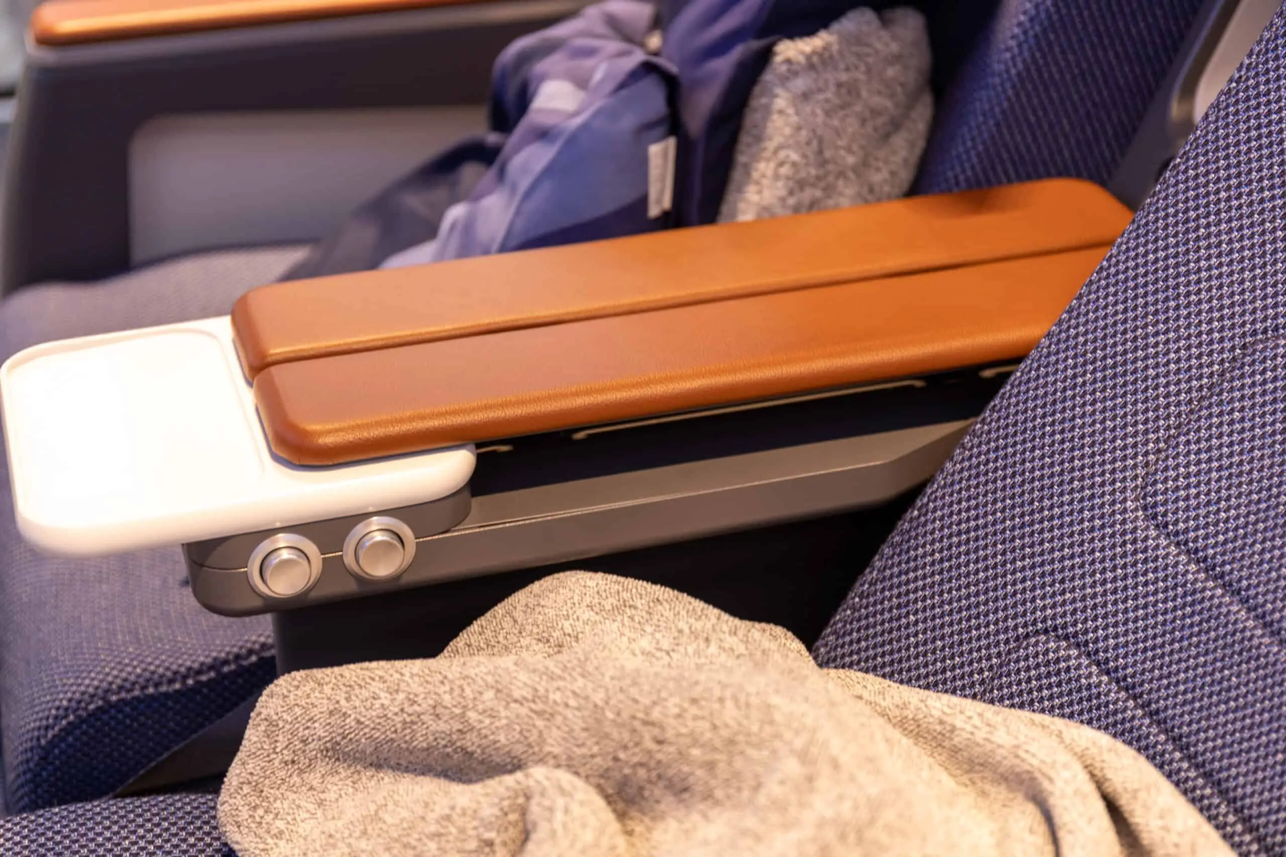 Lufthansa Allegris Premium Economy Armlehne