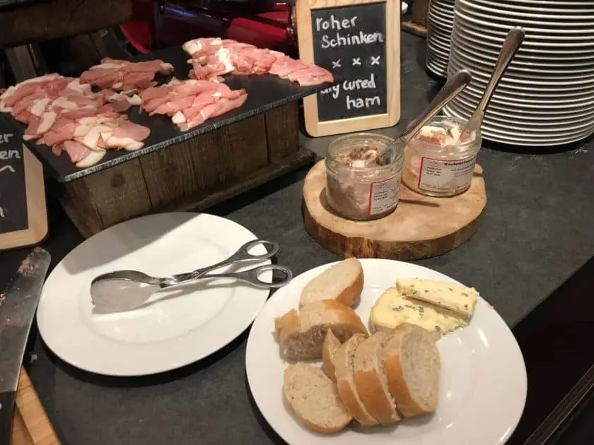 Hotel Palace Berlin Frühstück Schinken