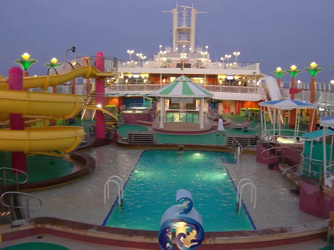 NCL Jade Pooldeck
