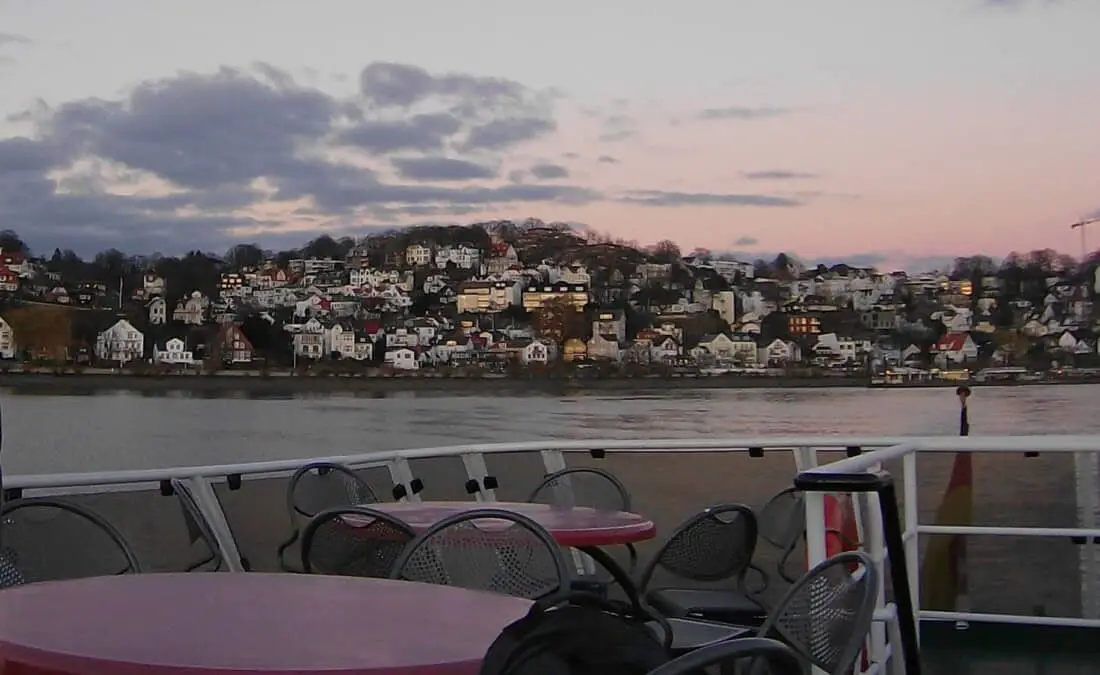 Blankenese Cranz Faehre Blick auf Blankenese2