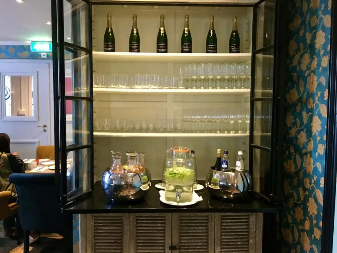 Carlton Ambassador Boutique Hotel Fruehstueck Sekt
