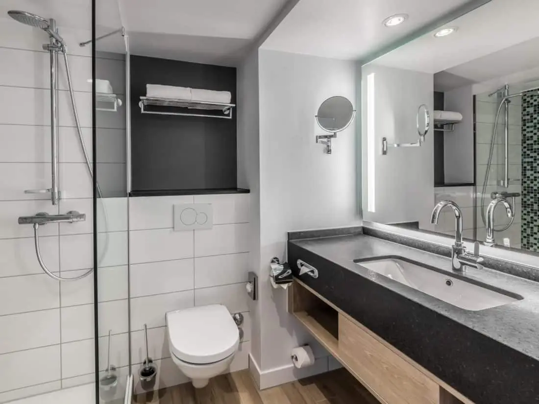 Holiday Inn Muenchen Doppelzimmer Bad