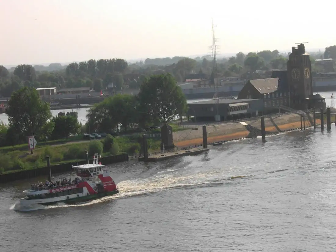 Linie 62 vor Finkenwerder von Brill otS