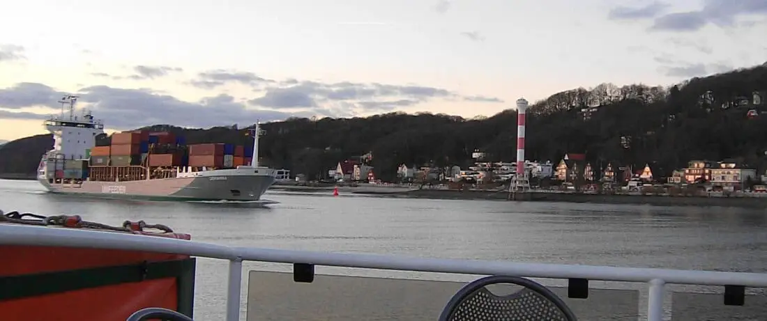Blankenese Cranz Faehre Blick auf Blankenese