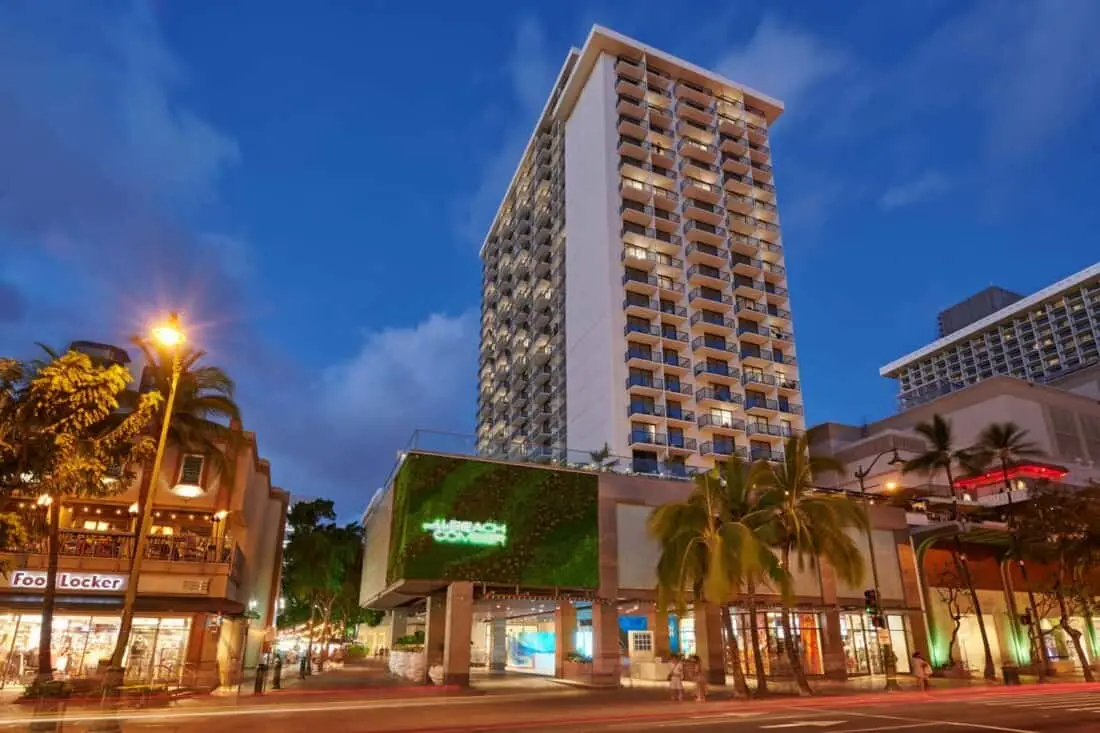 Outrigger Beachcomber Hotel - Außenansicht