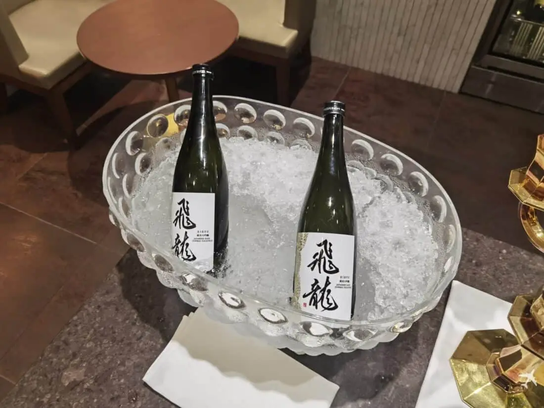 JL F Lounge HND Sake Flasche