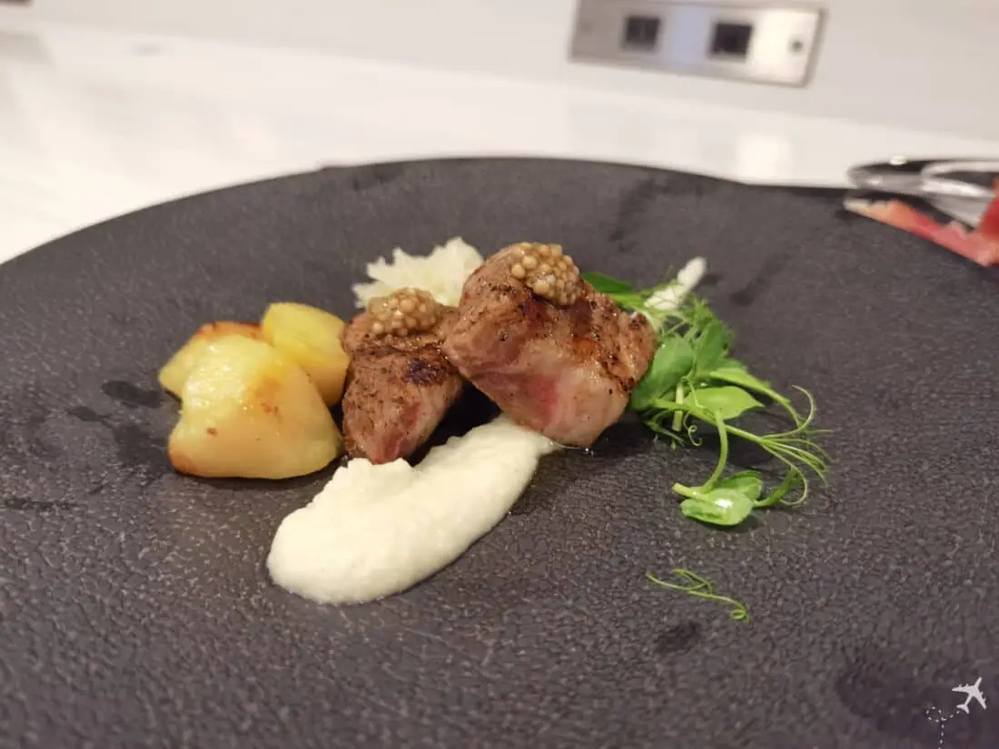 JL F Lounge HND Schwein Nahaufnahme