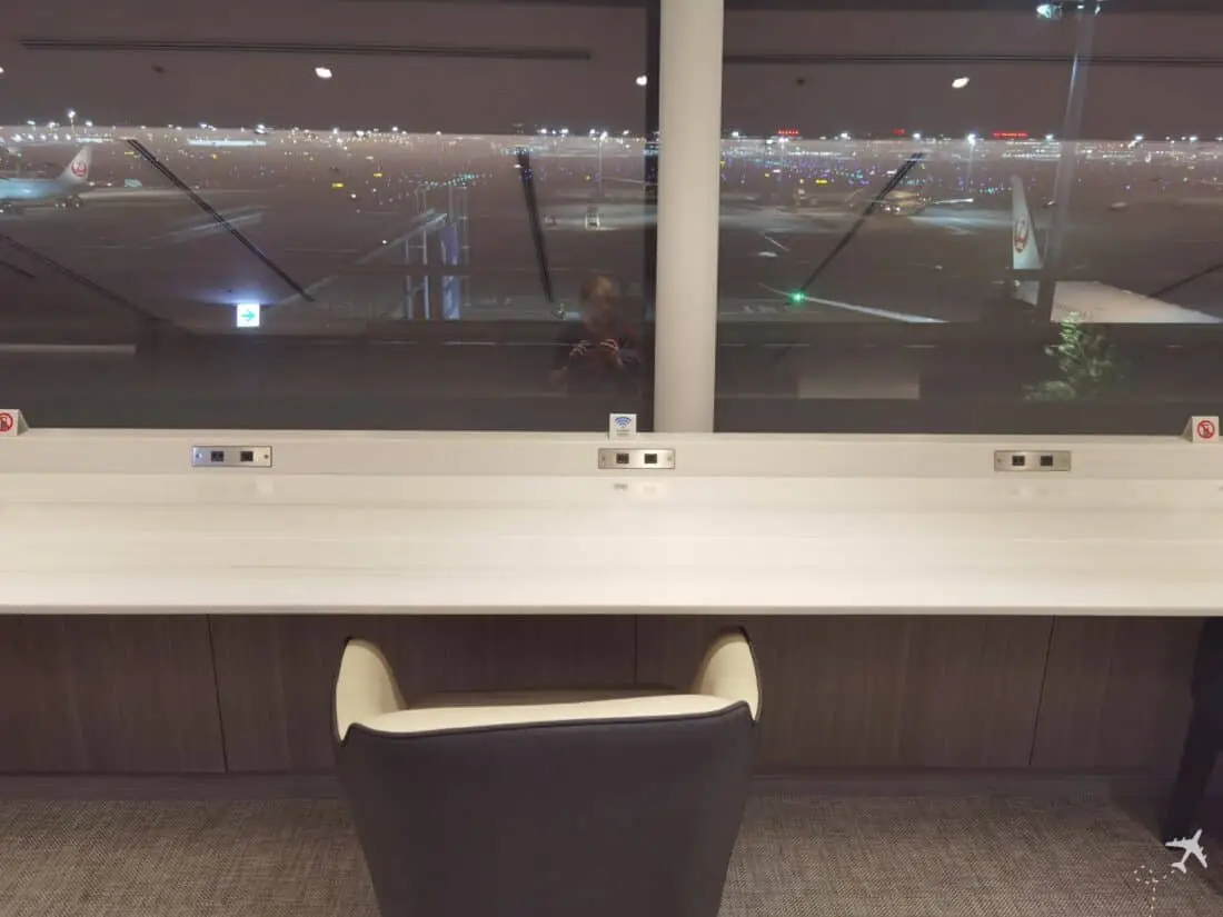JL F Lounge HND Aussicht