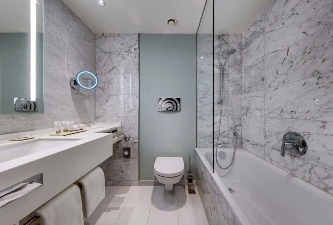 Badezimmer mit Badewanne Hotel Nikko Dusseldorf