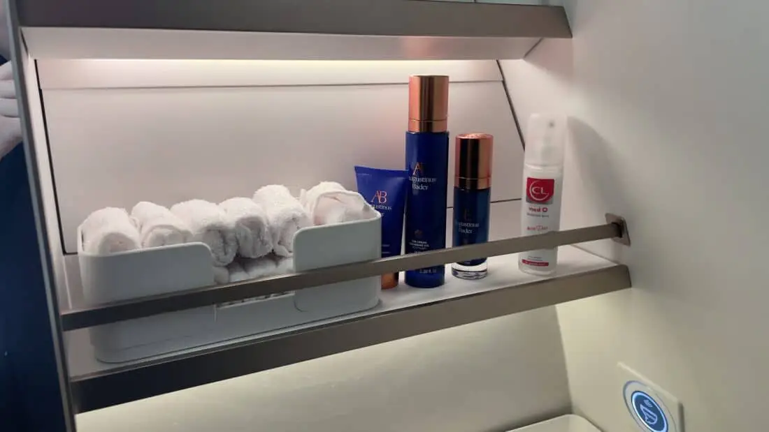 Cremes und Stoffhandtücher in der Allegris First Class