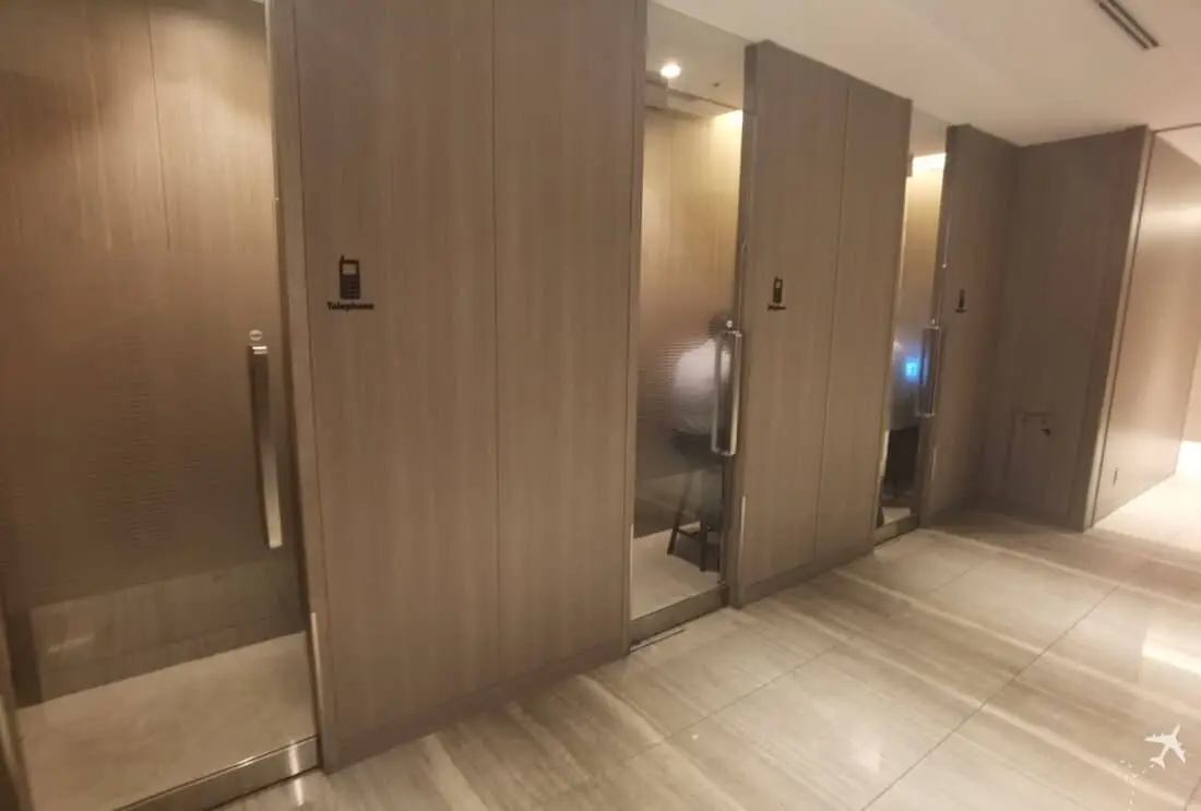 JL F Lounge HND Telefonzellen