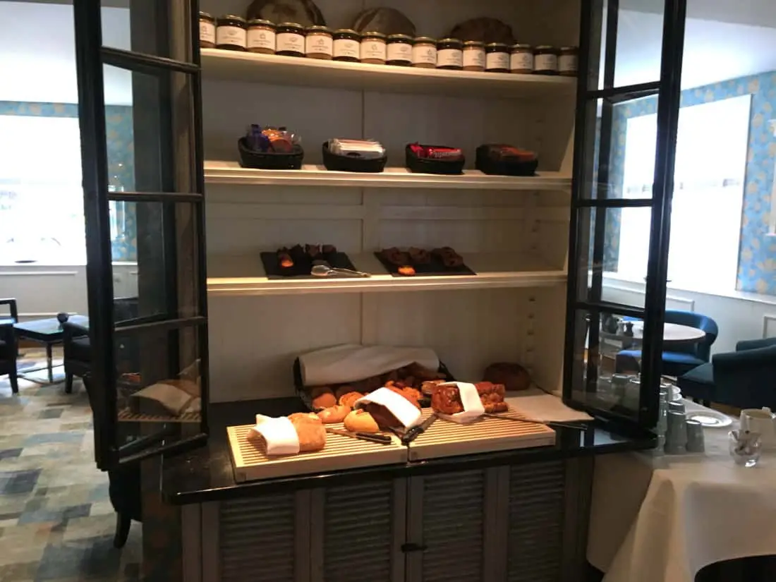 Carlton Ambassador Boutique Hotel Fruehstueck Brot