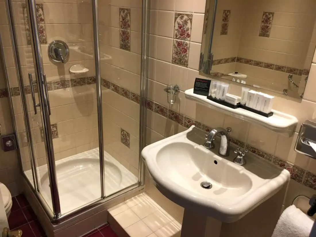 Carlton Ambassador Boutique Hotel Classic Zimmer Bad