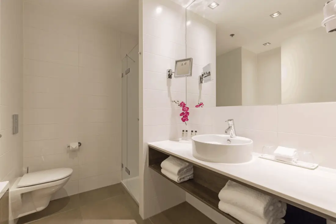Leonardo Royal Den Haag Comfort Twin Room Badezimmer 1