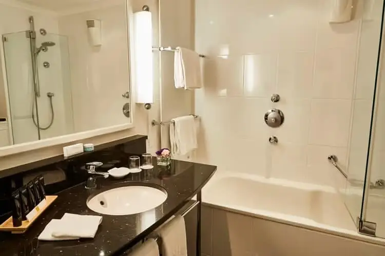 Steigenberger Konstanz rooms Junior Suite bathroom1 badezimmer