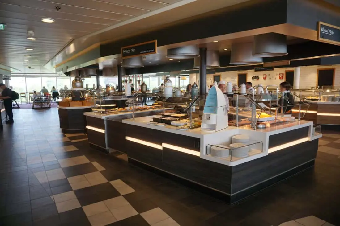 Mein Schiff 4 Buffet gesamt gepixelt