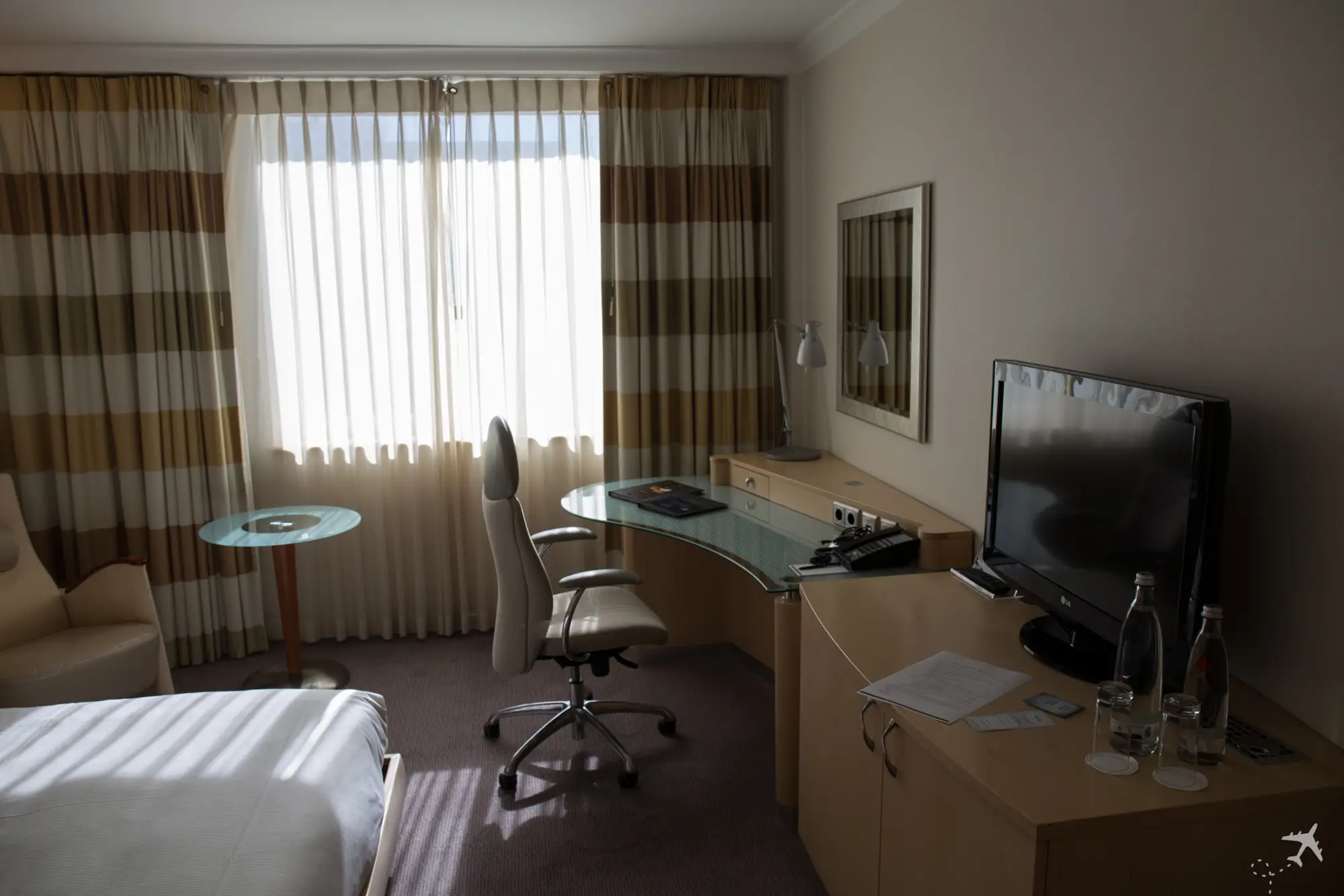 Hilton Düsseldorf Zimmer Schreibtisch