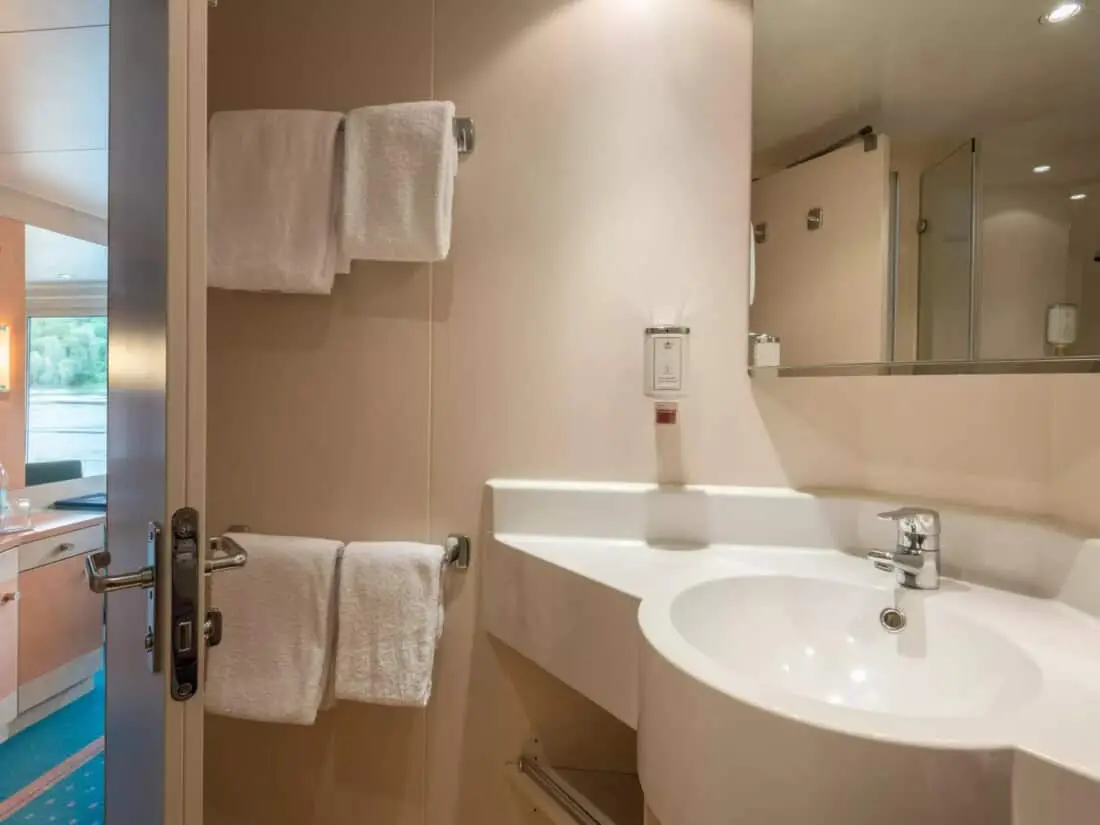 viktoria interieur bad mitteldeck oberdeck