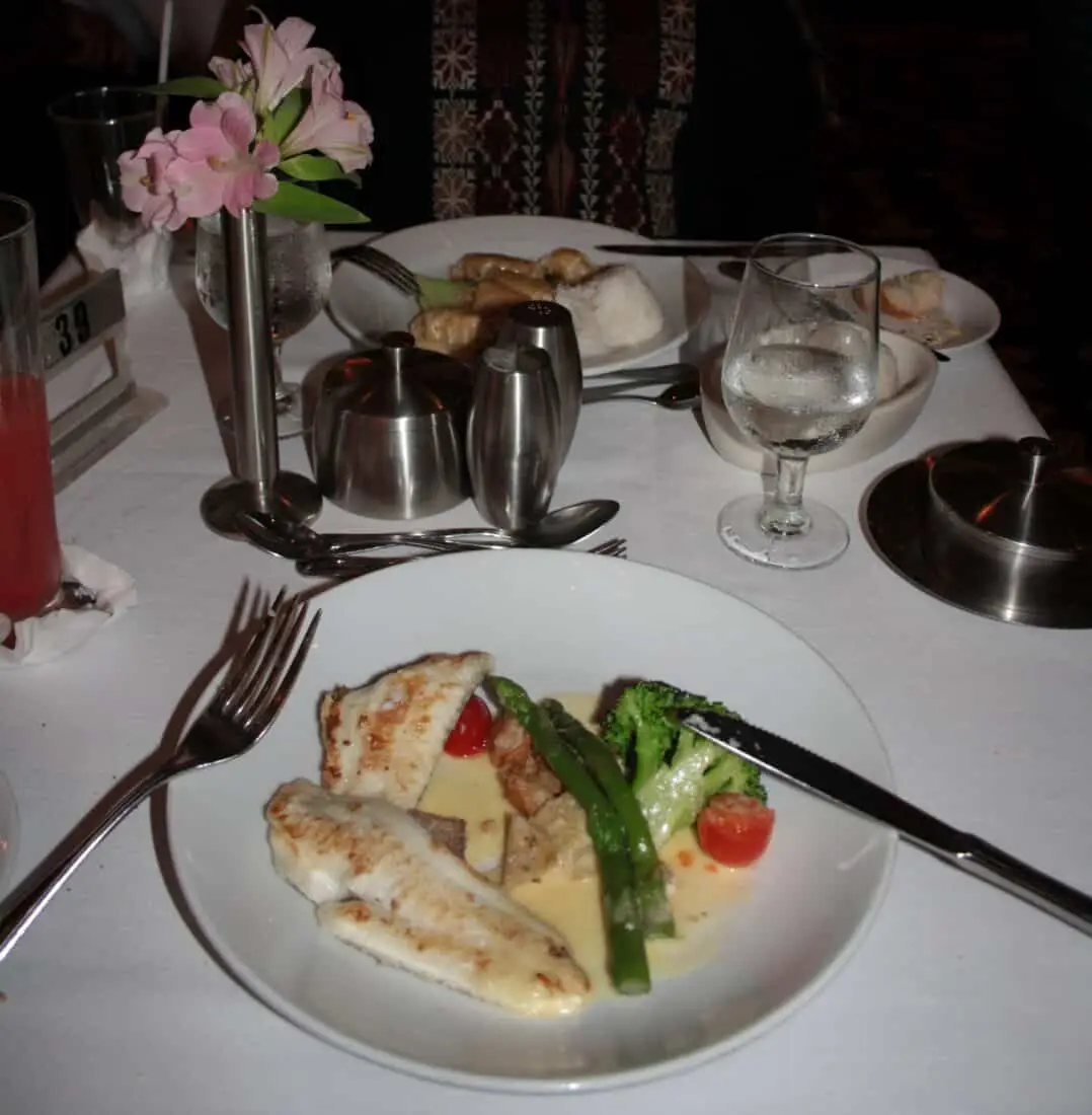 Mariner otS Hauptrestaurant Zander und gruener Spargel