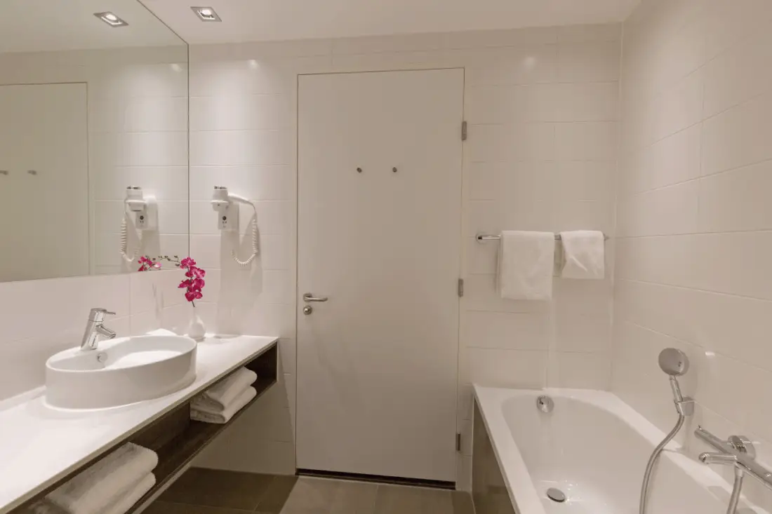 Leonardo Royal Den Haag Comfort Twin Room Badezimmer 2