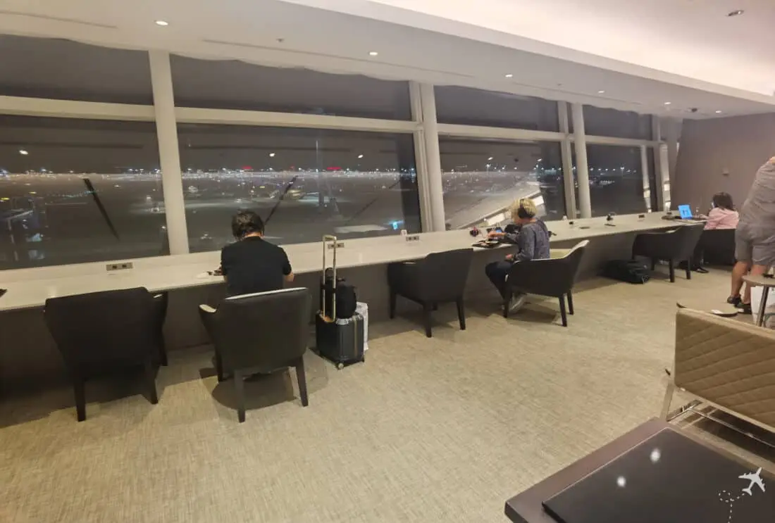 JL F Lounge HND Fensterfront