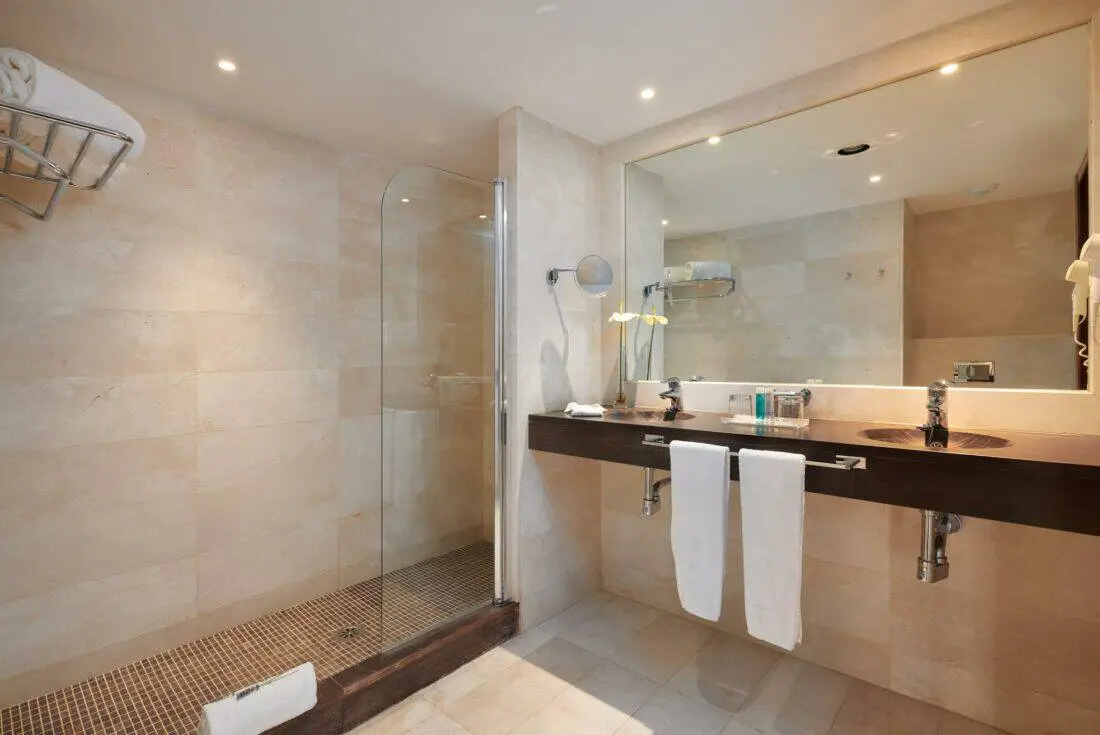 hipotelscalamillorpark standarddoubleroombathroom