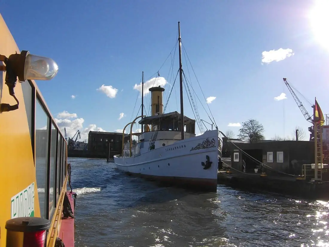 Schaarhoern Hamburger Hafen mit Linie73
