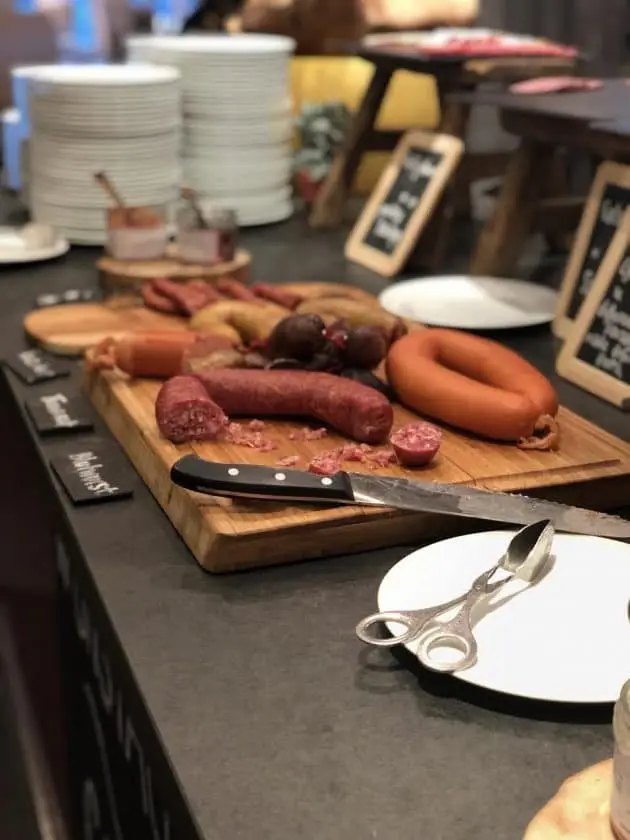 Hotel Palace Berlin Frühstück Wurst