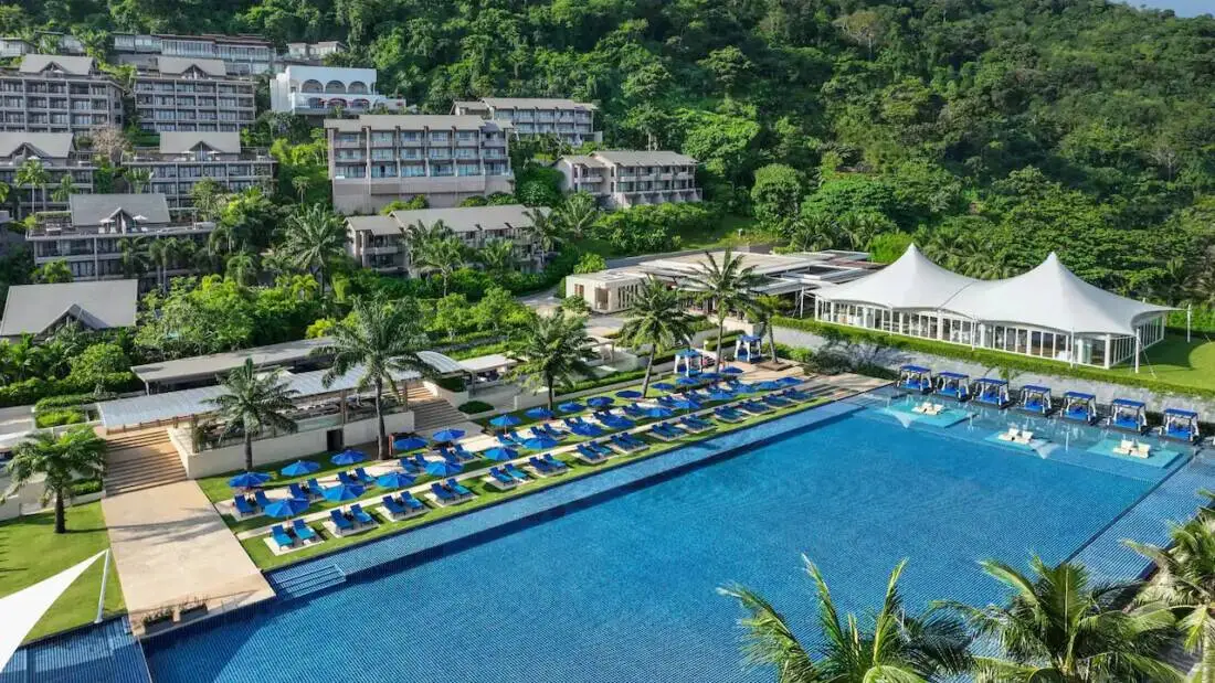 PHUHR P0544 Oceanfront Infinity Pool.16x9