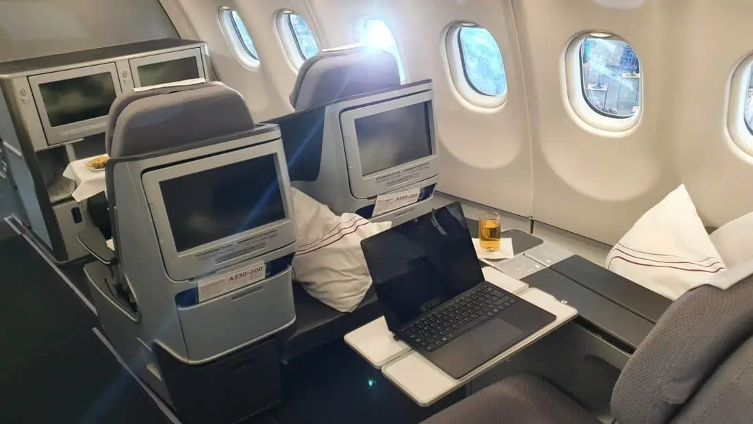 Eurowings Discover Business mit Tisch