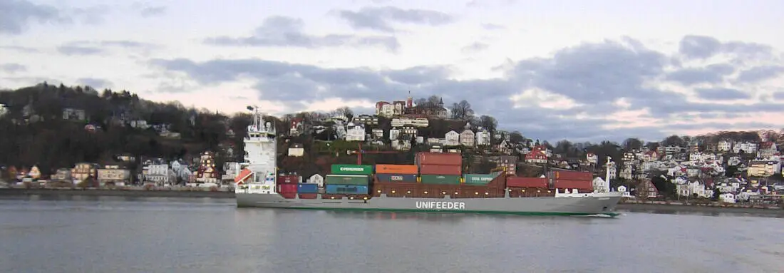 Blankenese Cranz Faehre Blick auf Blankenese3