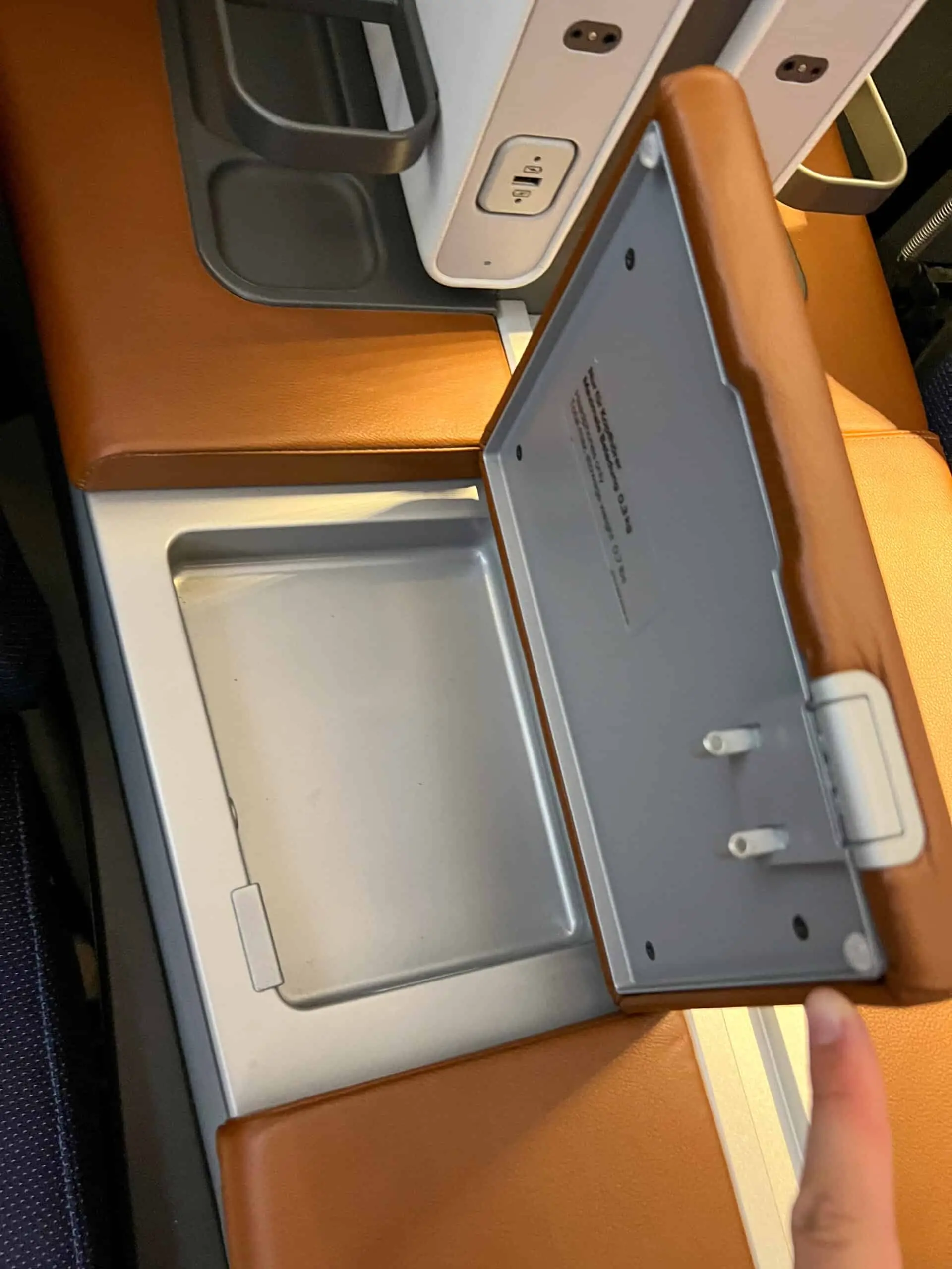 Lufthansa Allegris Business Class Stauraum Armlehne