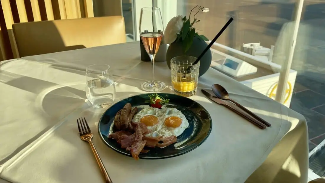 Frühstück in der Lufthansa First Class Lounge