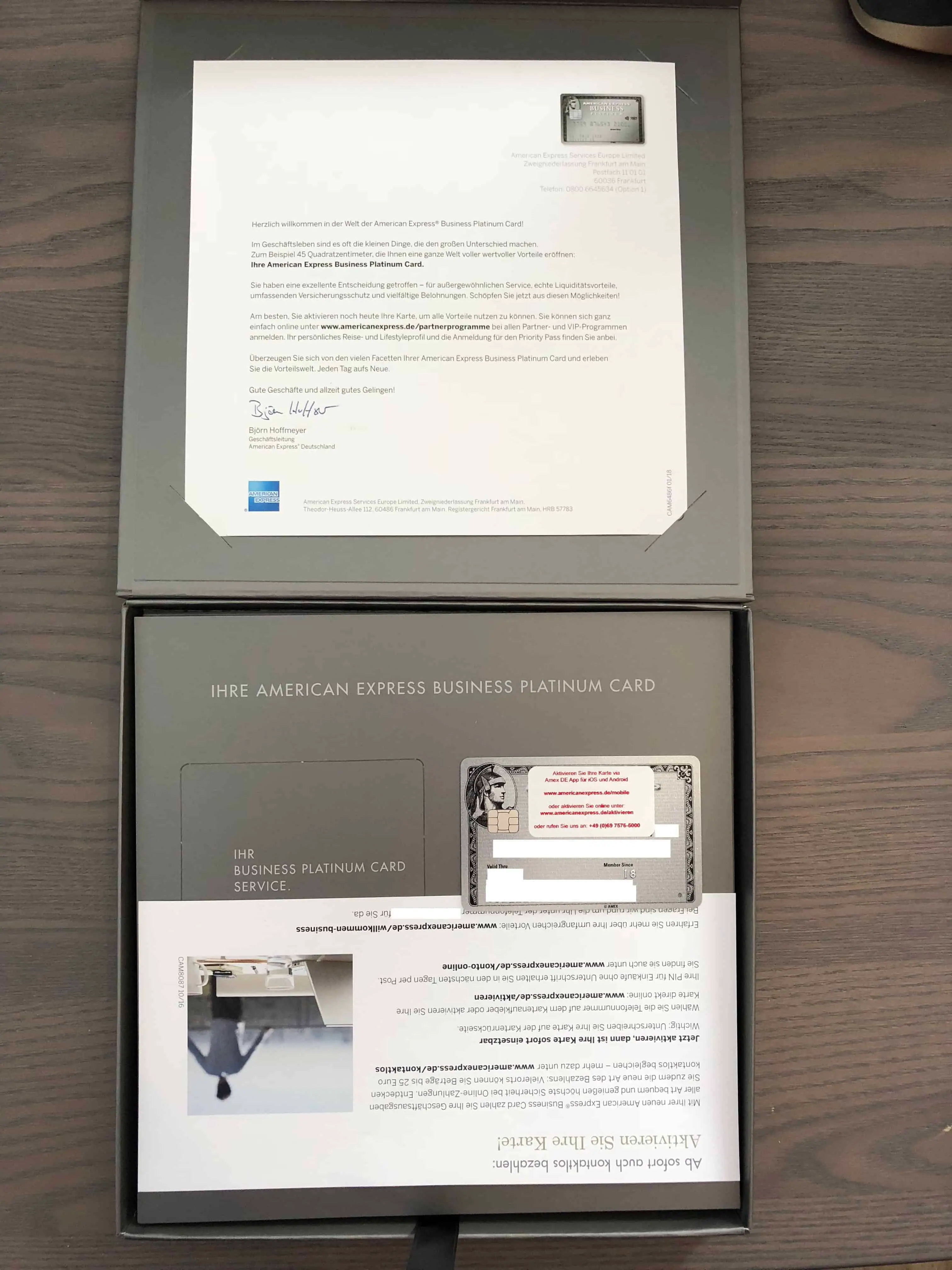 American Express Platinum Card Box geoeffnet