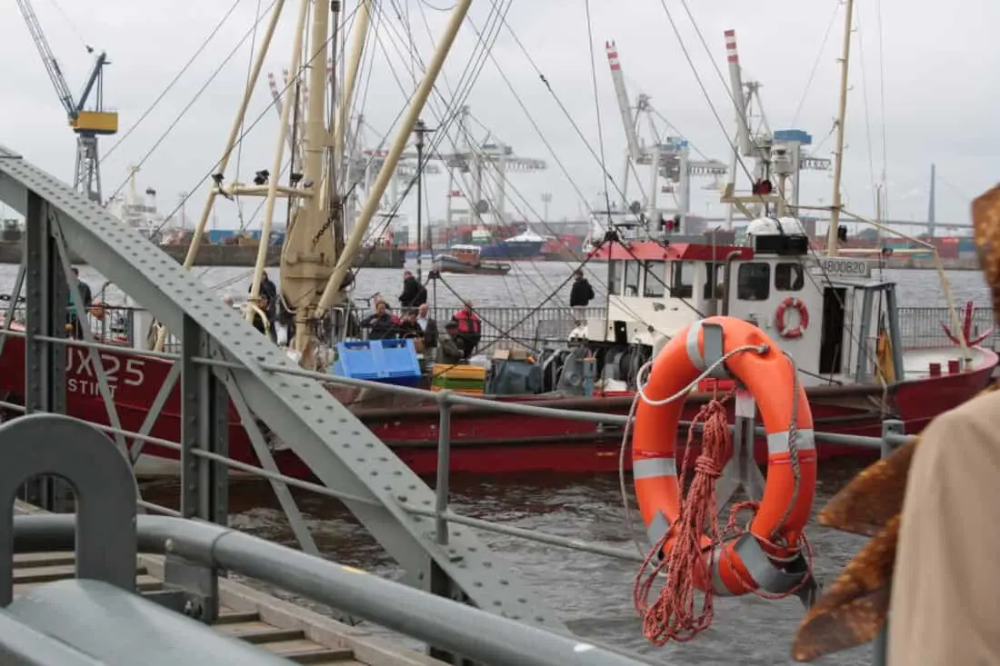 Hamburger Fischmarkt mit Fischkutter
