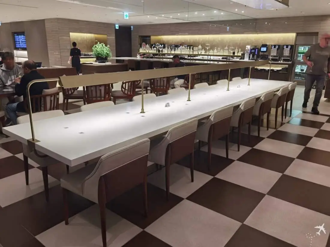 JL F Lounge HND Grosser Tisch